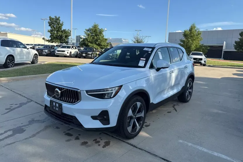 2025 Volvo XC40 Plus photo 1