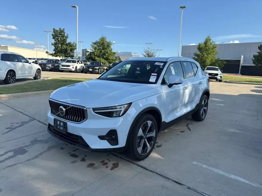 2025 Volvo XC40 Plus photo 1