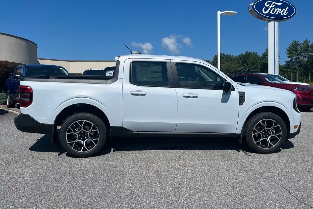 2025 Ford Maverick Lariat photo 1