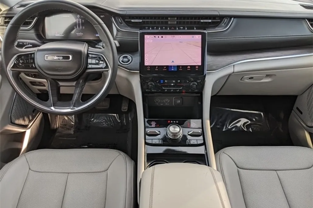 2023 Jeep Grand Cherokee Overland photo 1