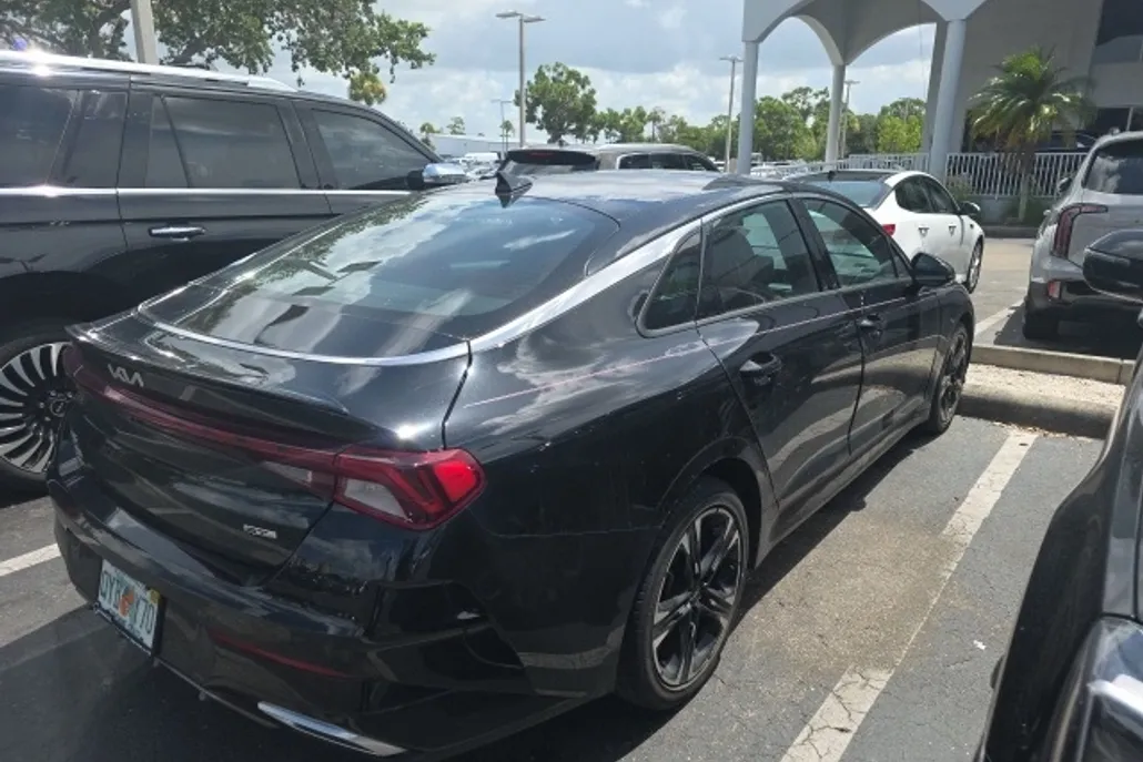 2023 Kia K5 GT-Line photo 1