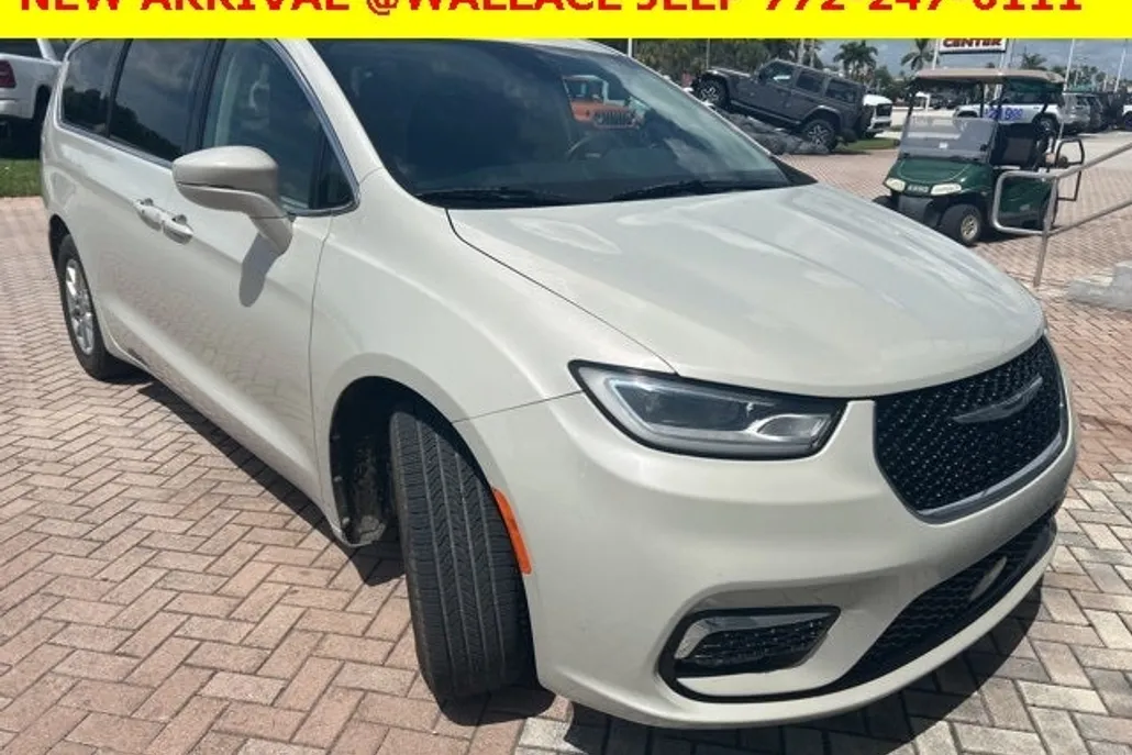 2021 Chrysler Pacifica Touring photo 1