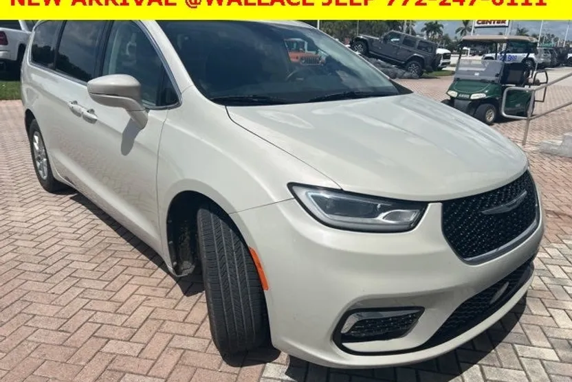 2021 Chrysler Pacifica Touring photo 1