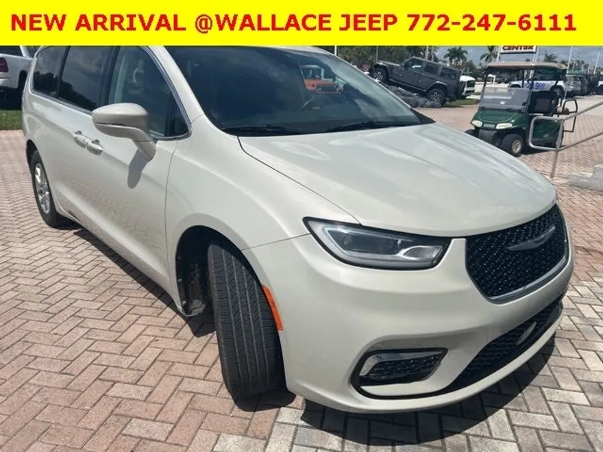 2021 Chrysler Pacifica Touring photo 1