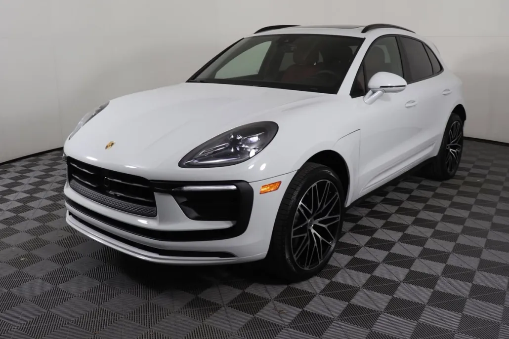 2025 Porsche Macan T photo 1