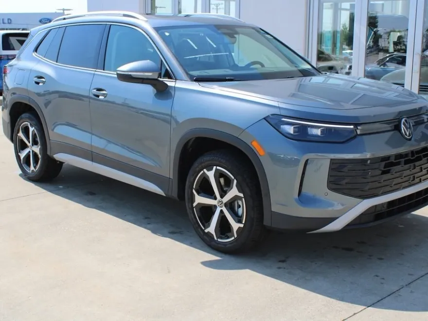 2025 Volkswagen Tiguan SE photo 1