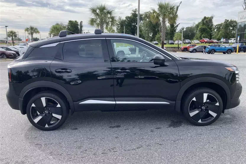 2025 Nissan Kicks SR photo 1