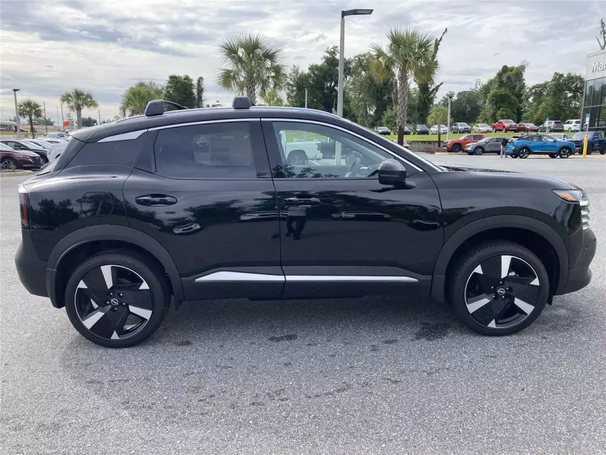 2025 Nissan Kicks SR photo 1