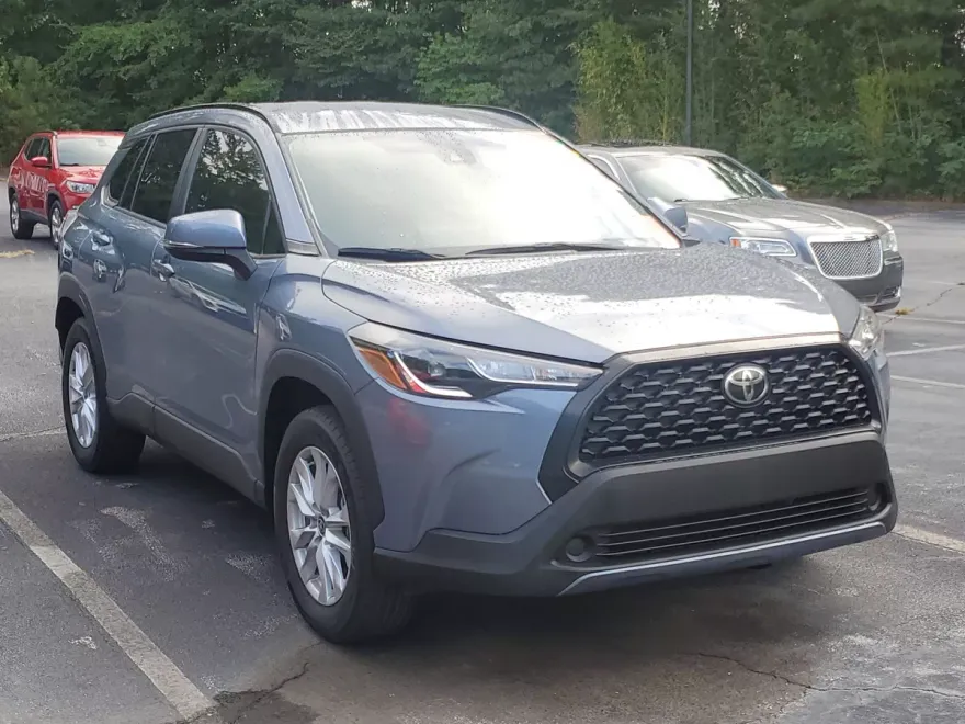 2022 Toyota Corolla Cross LE photo 1