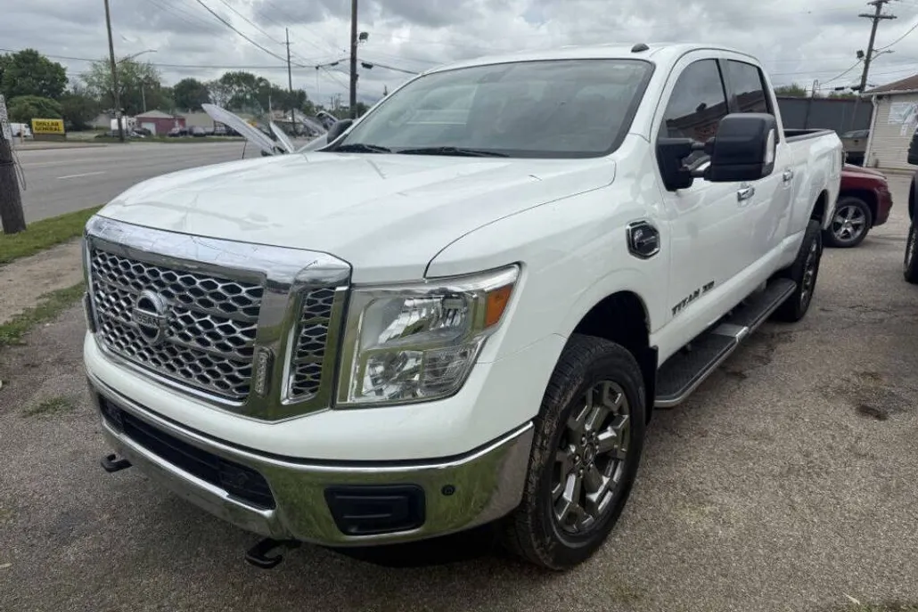 2019 Nissan Titan SL Crew Cab photo 1