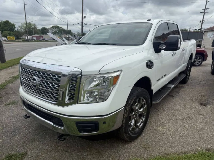 2019 Nissan Titan SL Crew Cab photo 1
