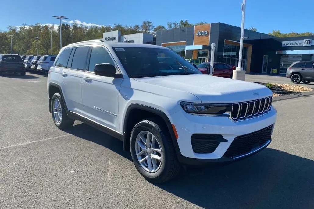 2025 Jeep Grand Cherokee Laredo photo 1
