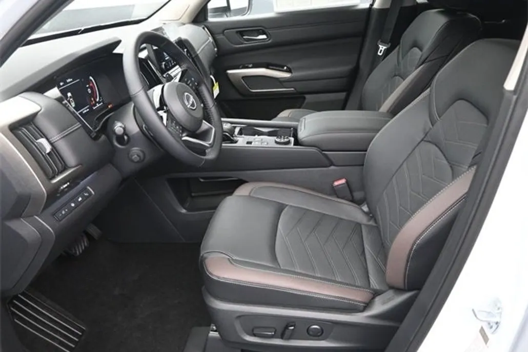 2025 Nissan Pathfinder Platinum photo 1