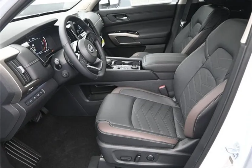 2025 Nissan Pathfinder Platinum photo 1