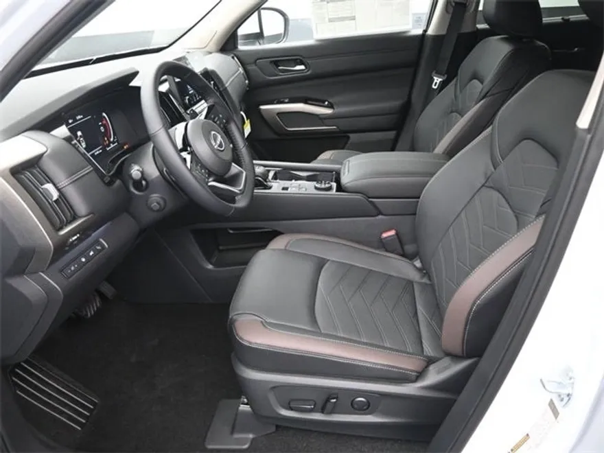 2025 Nissan Pathfinder Platinum photo 1