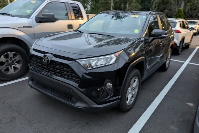 2021 Toyota RAV4 XLE photo 1