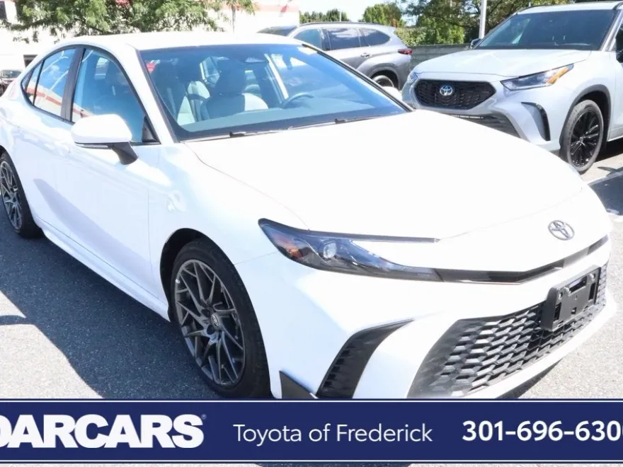 2025 Toyota Camry SE photo 1