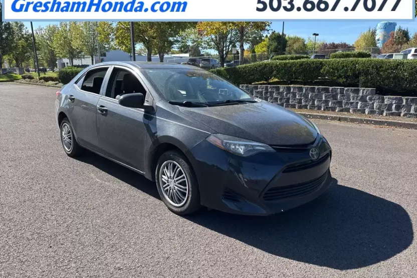 2017 Toyota Corolla LE photo 1