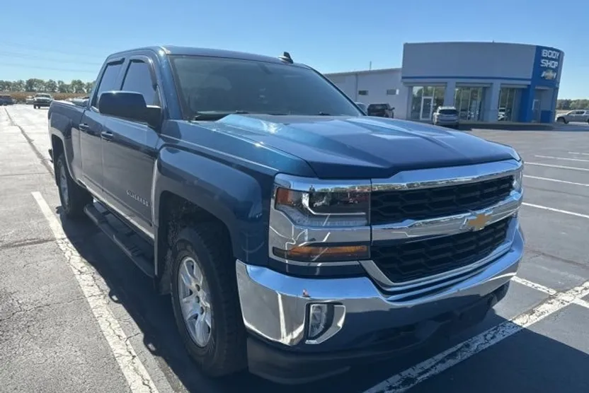 2017 Chevrolet Silverado 1500 LT photo 1