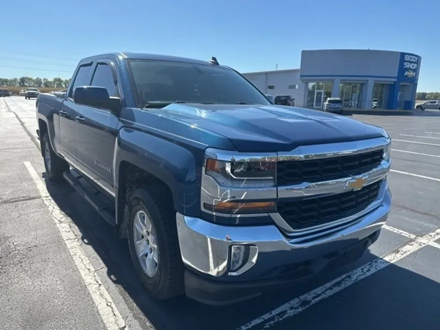 2017 Chevrolet Silverado 1500 LT photo 1
