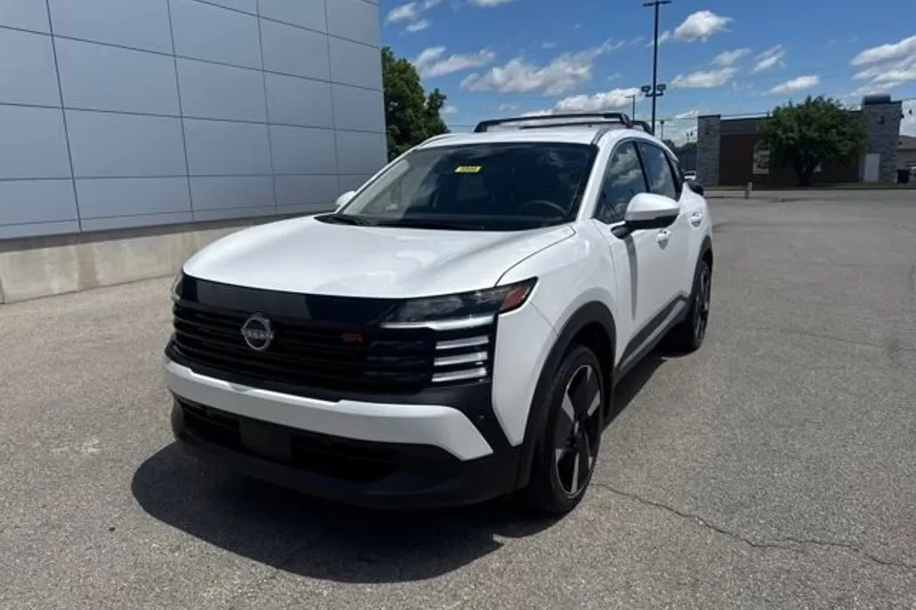 2025 Nissan Kicks SR photo 1