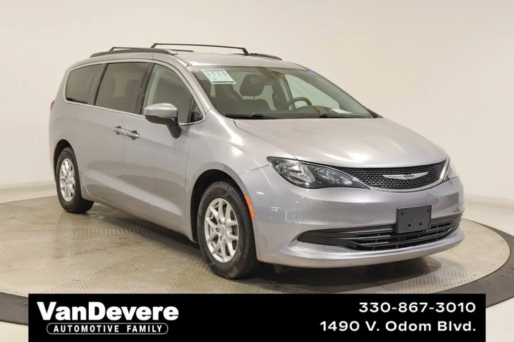 2020 Chrysler Voyager LXi photo 1