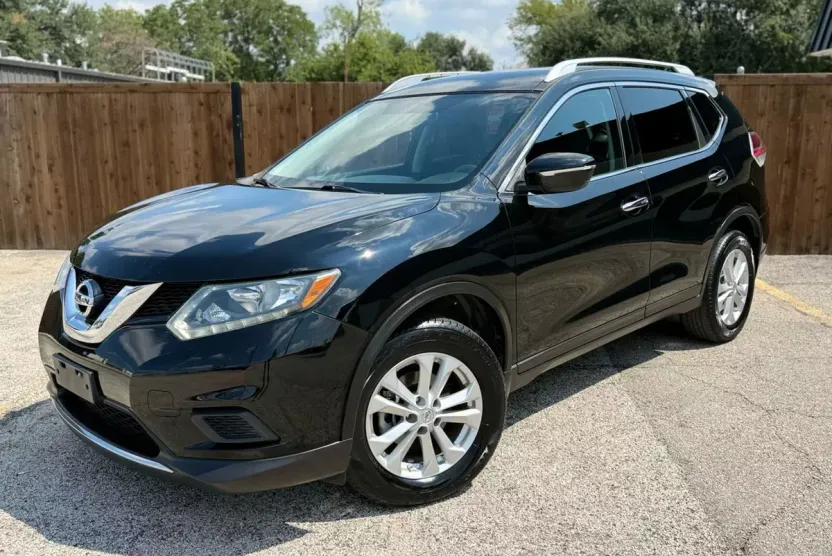 2015 Nissan Rogue SV photo 1