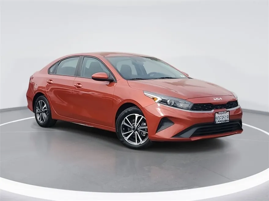 2023 Kia Forte LXS photo 1