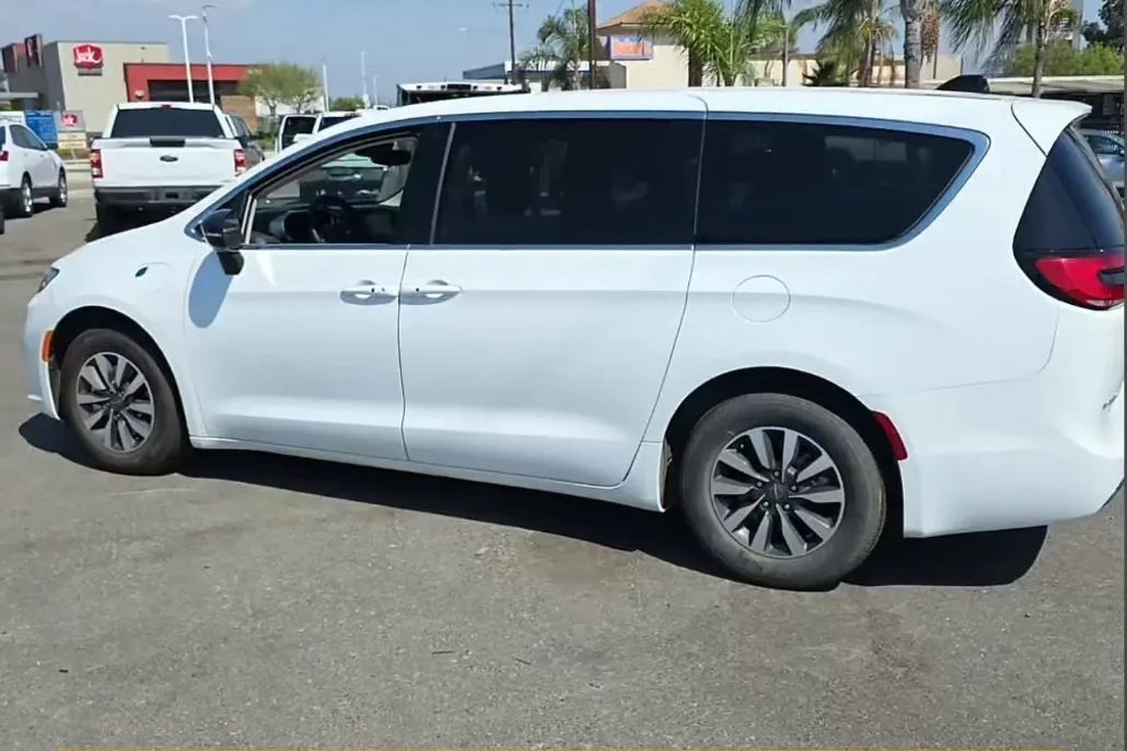 2024 Chrysler Pacifica Hybrid photo 1
