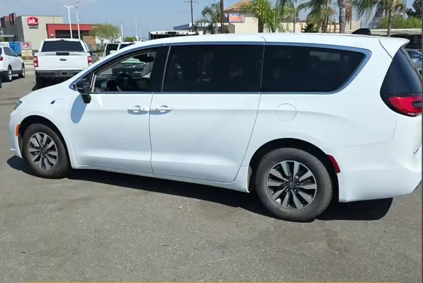 2024 Chrysler Pacifica Hybrid photo 1