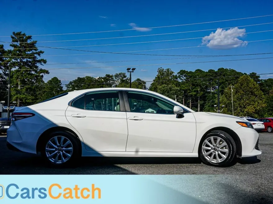 2020 Toyota Camry LE photo 1