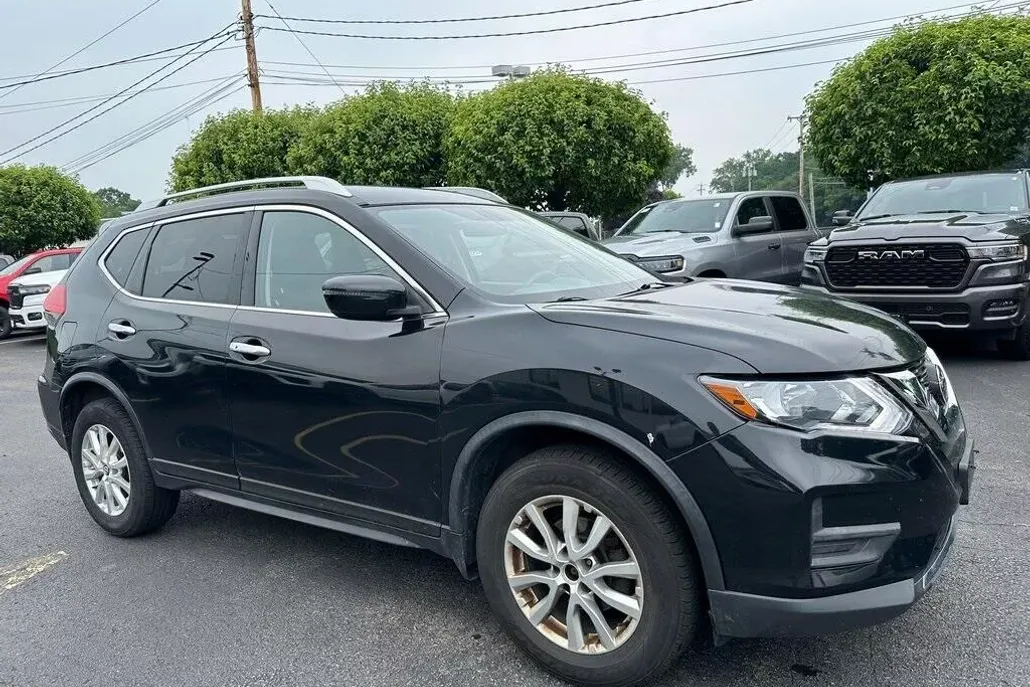 2017 Nissan Rogue SV photo 1