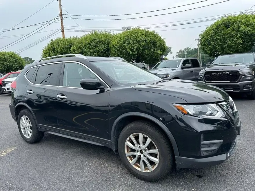 2017 Nissan Rogue SV photo 1