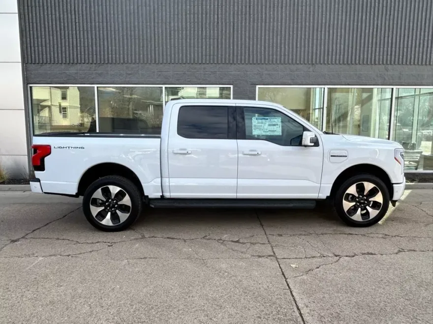 2023 Ford F-150 Lightning Platinum photo 1