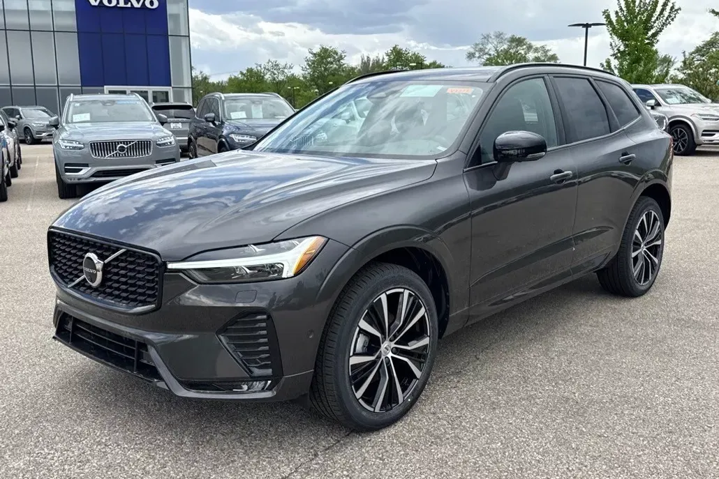 2025 Volvo XC60 B5 Plus photo 1