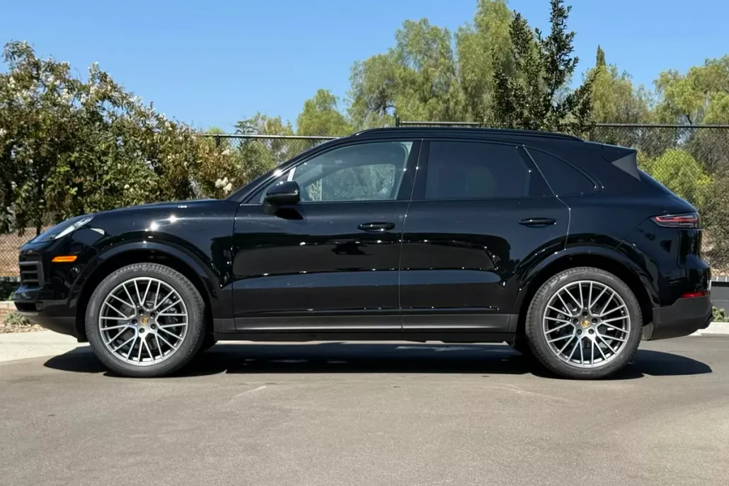 2023 Porsche Cayenne Platinum Edition photo 1