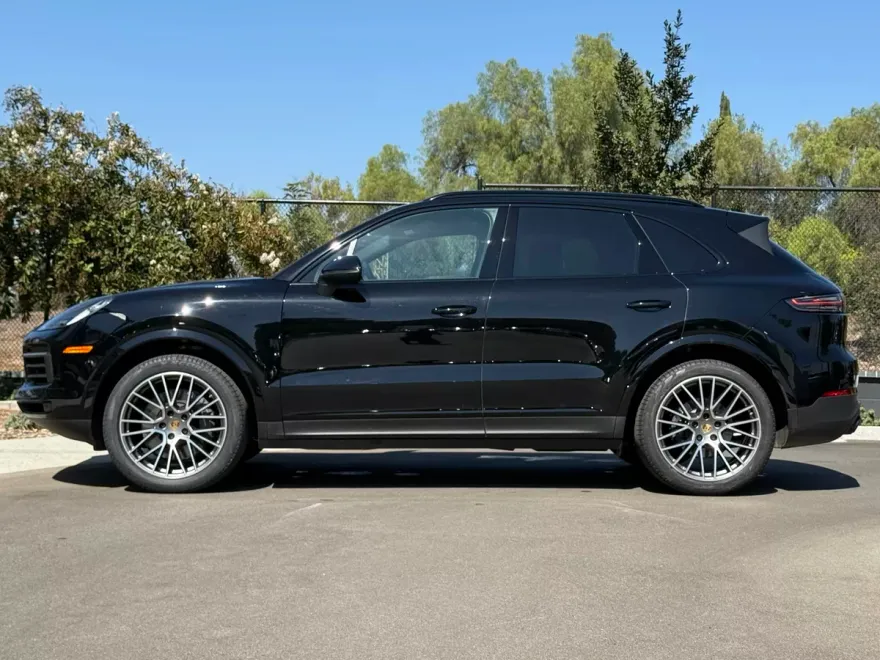 2023 Porsche Cayenne Platinum Edition photo 1