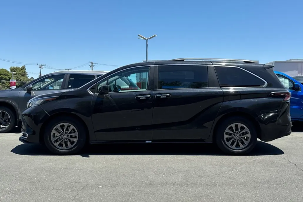 2023 Toyota Sienna XLE photo 1