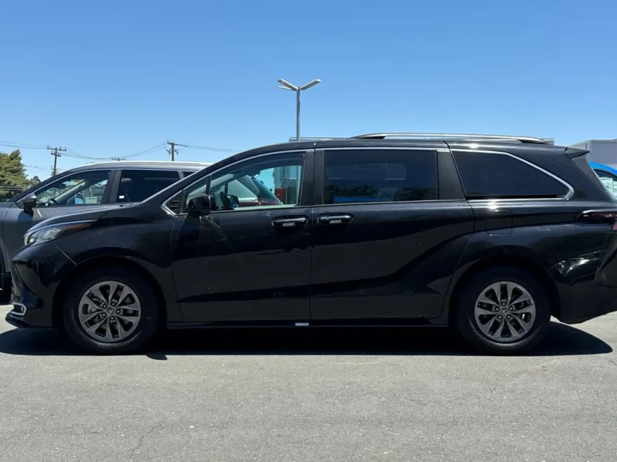 2023 Toyota Sienna XLE photo 1