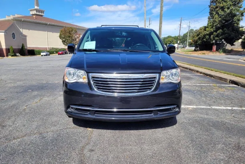 2016 Chrysler Town & Country Touring photo 1