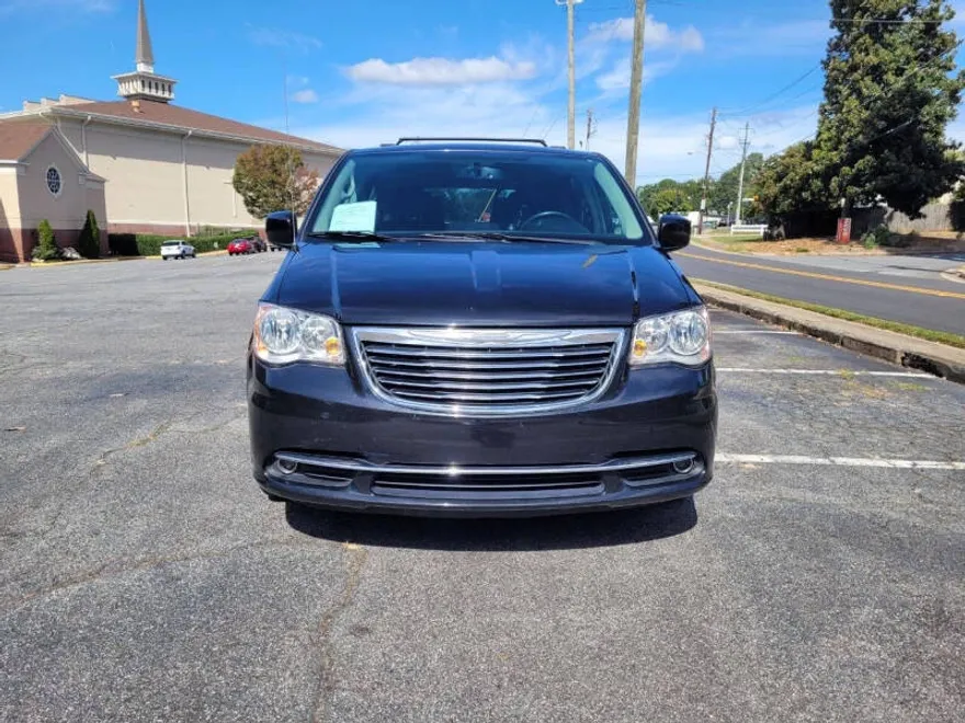 2016 Chrysler Town & Country Touring photo 1