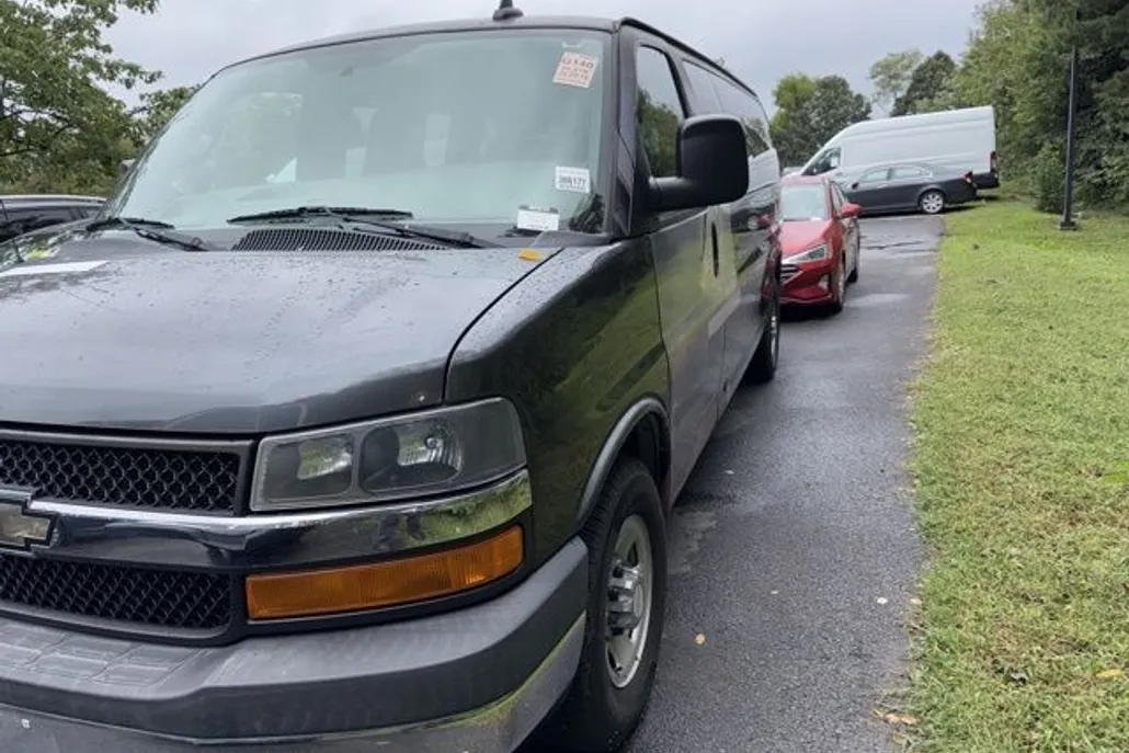 2016 Chevrolet Express 3500 Passenger Van photo 1