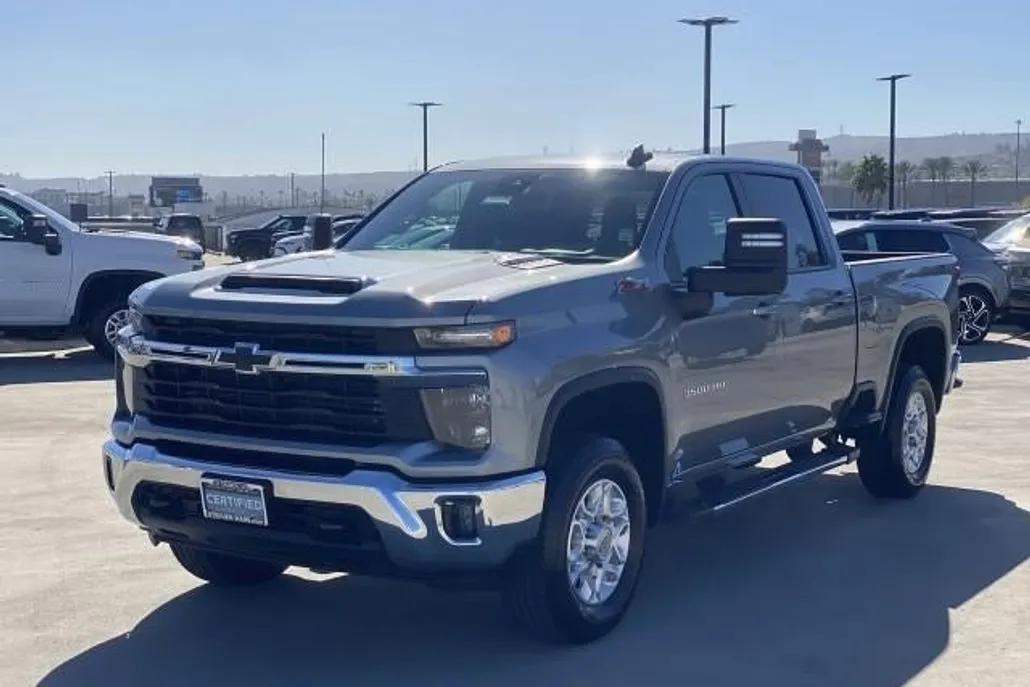 2024 Chevrolet Silverado 3500HD LT photo 1