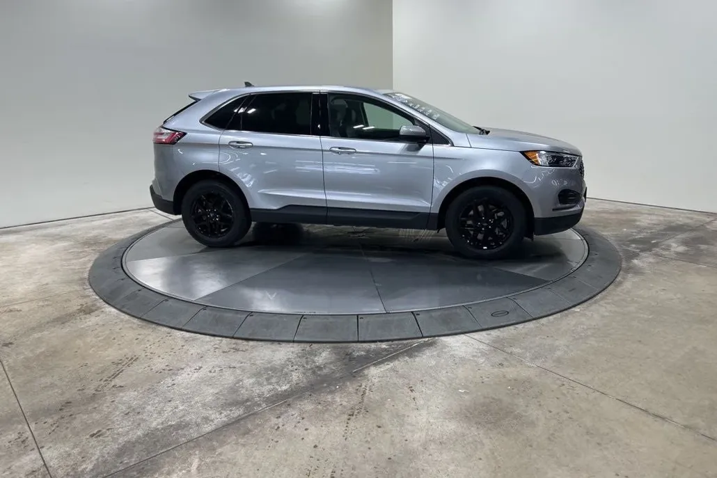 2023 Ford Edge SEL photo 1