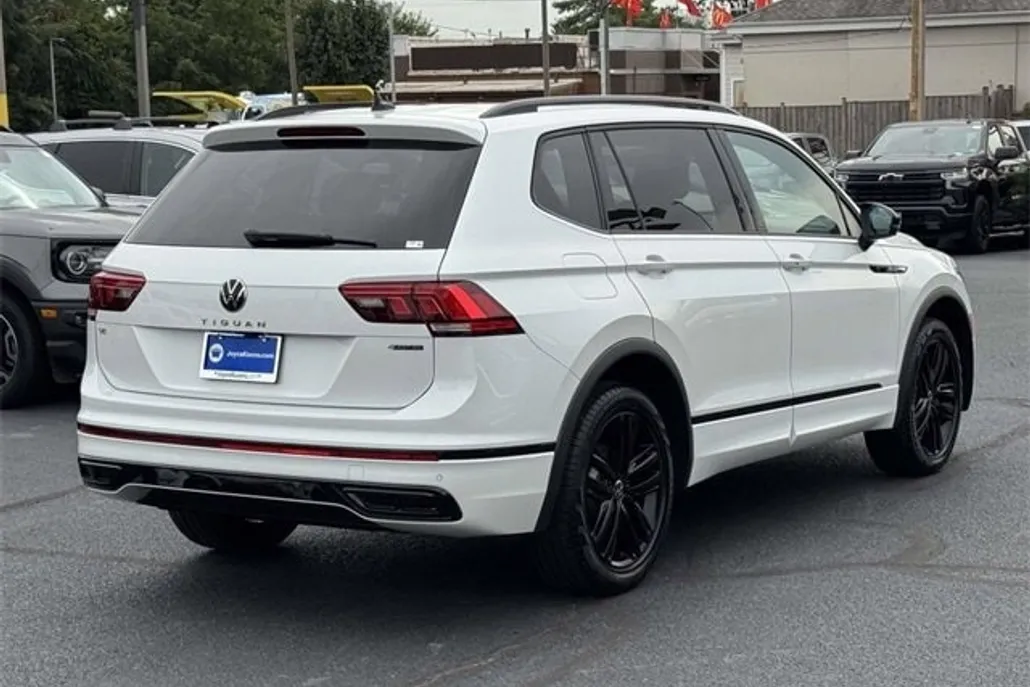2022 Volkswagen Tiguan SE R-Line Black photo 1