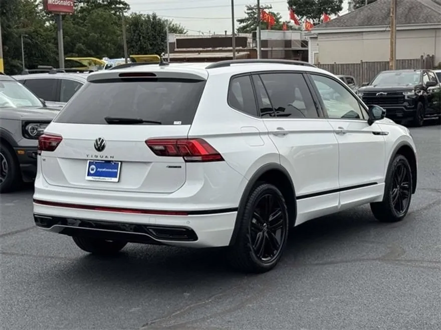 2022 Volkswagen Tiguan SE R-Line Black photo 1