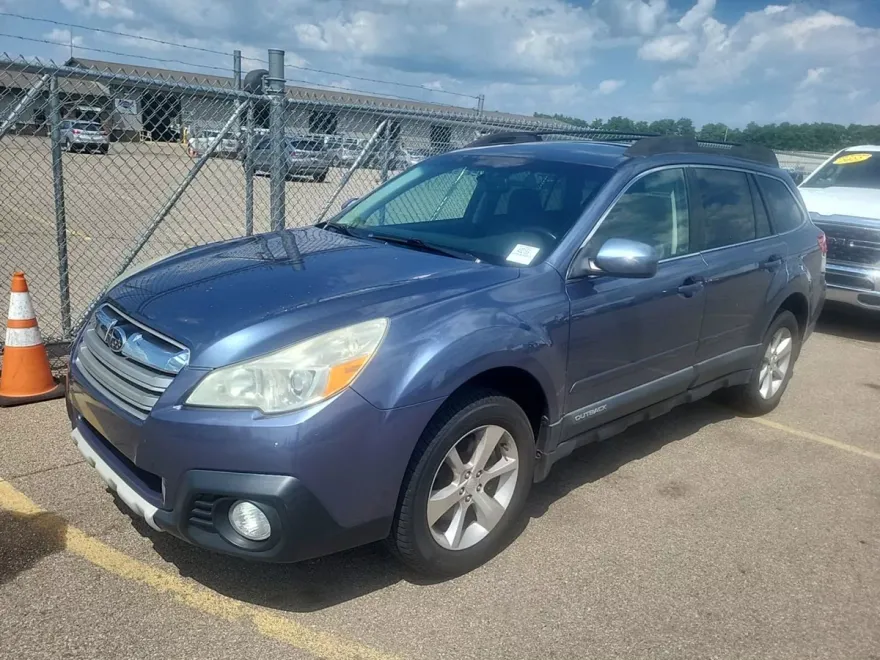2013 Subaru Outback 3.6R Limited photo 1