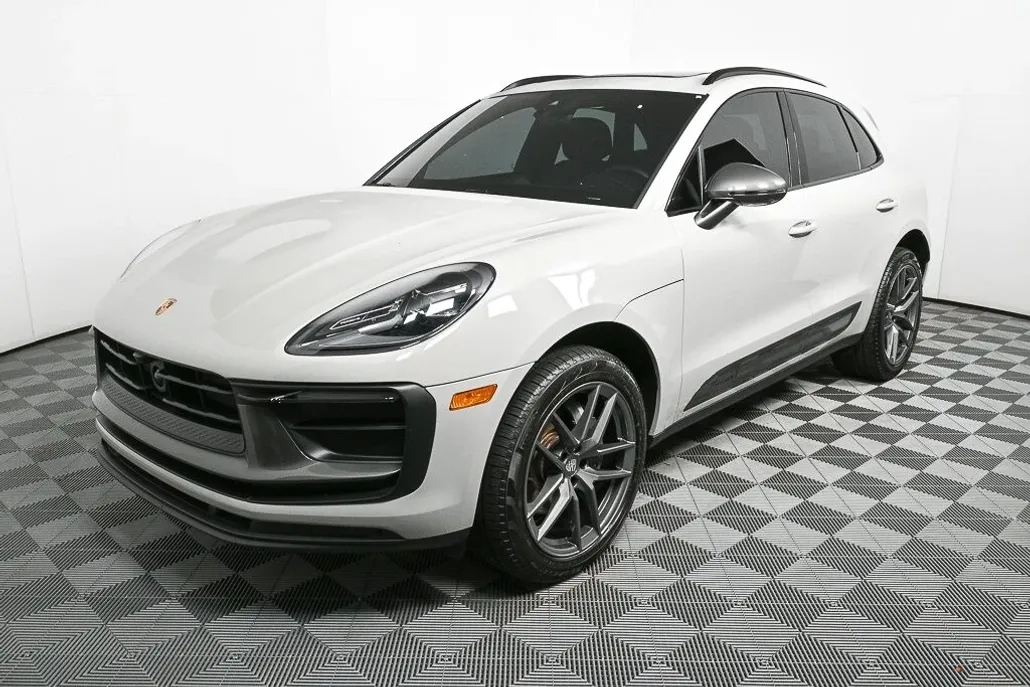 2024 Porsche Macan T photo 1