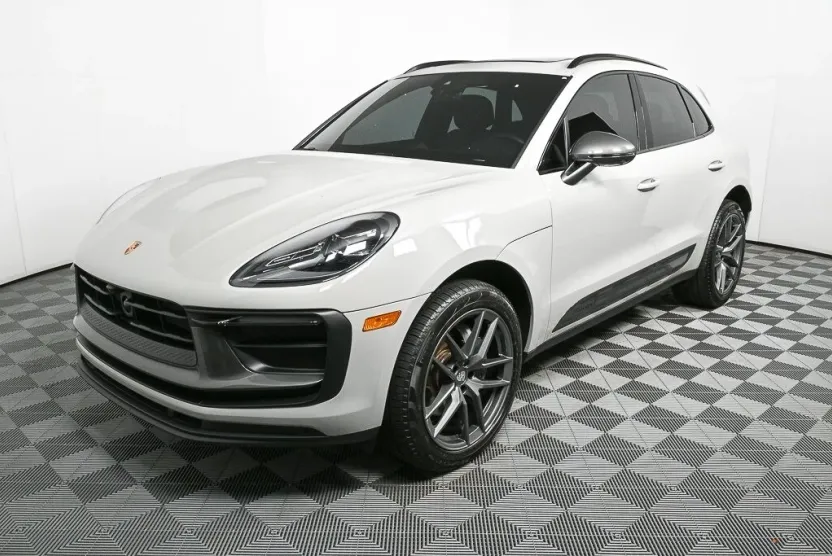 2024 Porsche Macan T photo 1