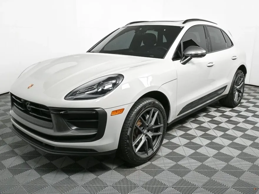 2024 Porsche Macan T photo 1